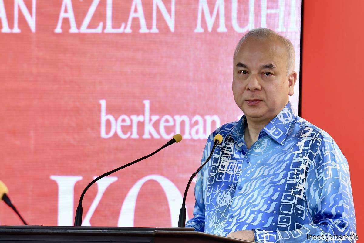 Sultan Nazrin strongly recommended all parties to read the book on Lee, as it offers interesting details of Malaysian history, as well as insights into Lee’s approach to business and life, which has left a remarkable direct legacy. (Photo by Sam Fong/The Edge)